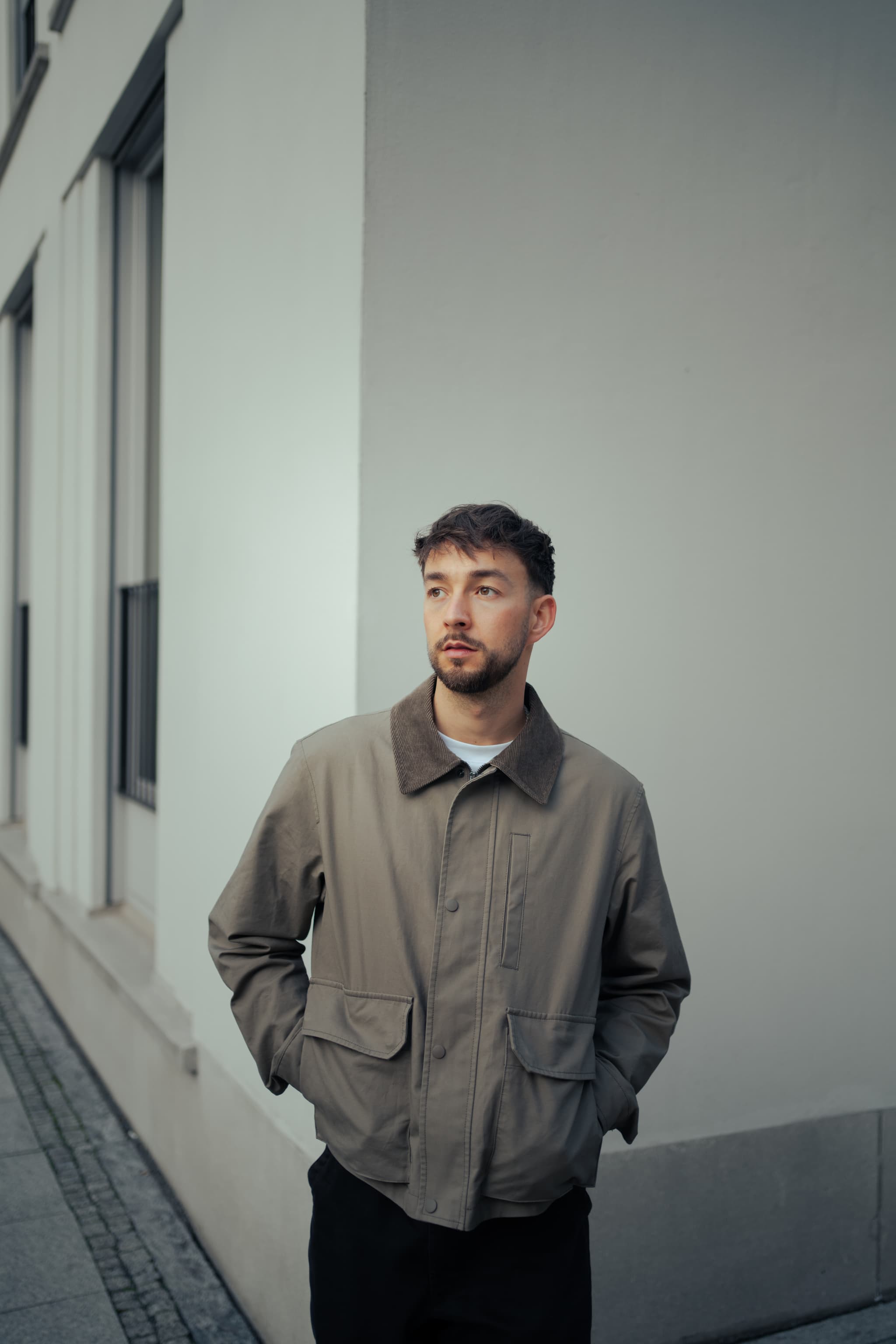 Toni Jahn bei einem Fotoshooting hinter der Kamera